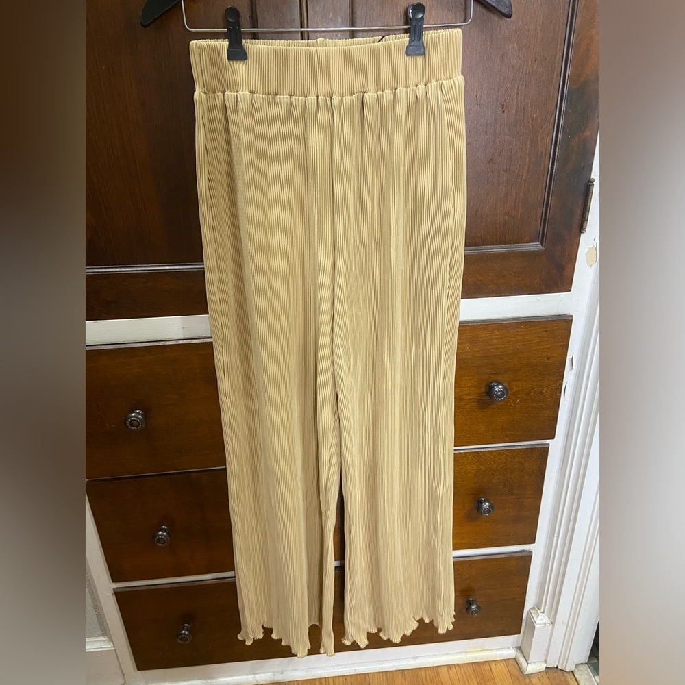 4th & Reckless plisse pants in camel. Medium petite. NWT. Part of a set.